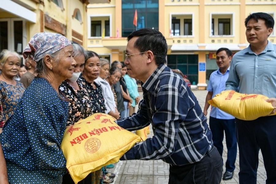 Bạn đọc ủng hộ gần 1 tỷ đồng, gửi yêu thương tới người dân vùng lũ miền Bắc