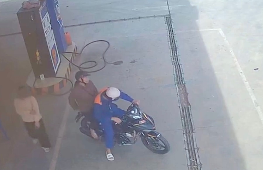 Chạy xe 8 km 'trả vợ' cho khách