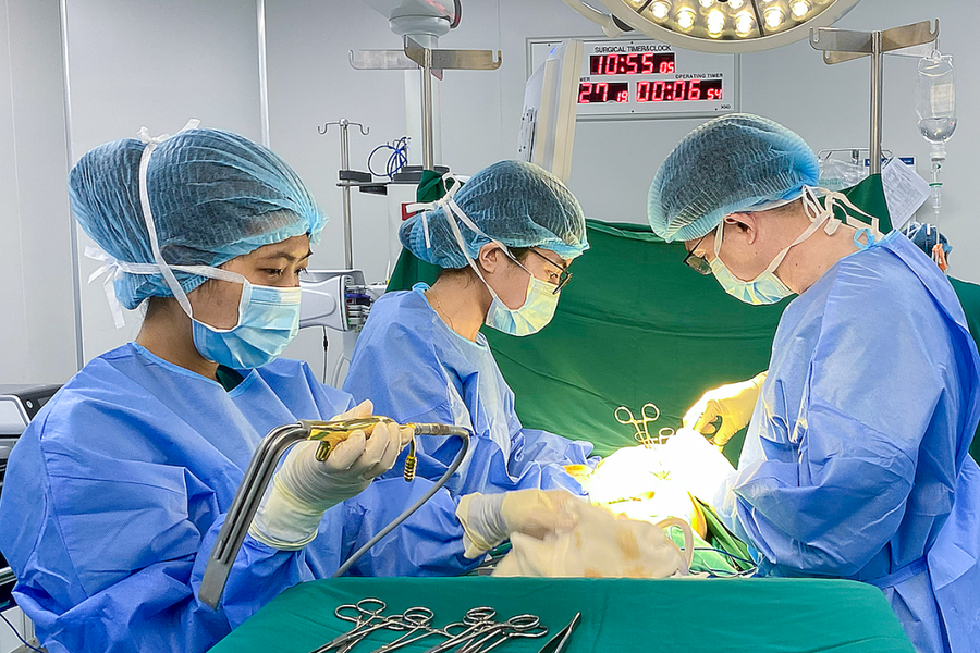 Tụ máu quanh túi độn sau 15 năm nâng ngực