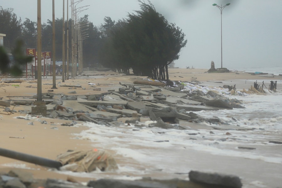 Sóng lớn uy hiếp kè biển miền Trung