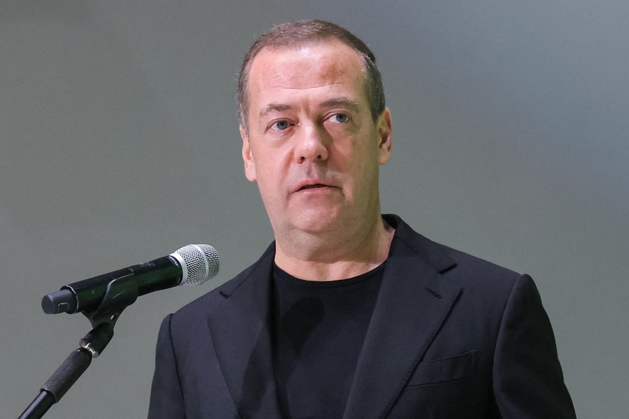 Ông Medvedev: Ông Trump bước vào con đường gây chiến với Nga