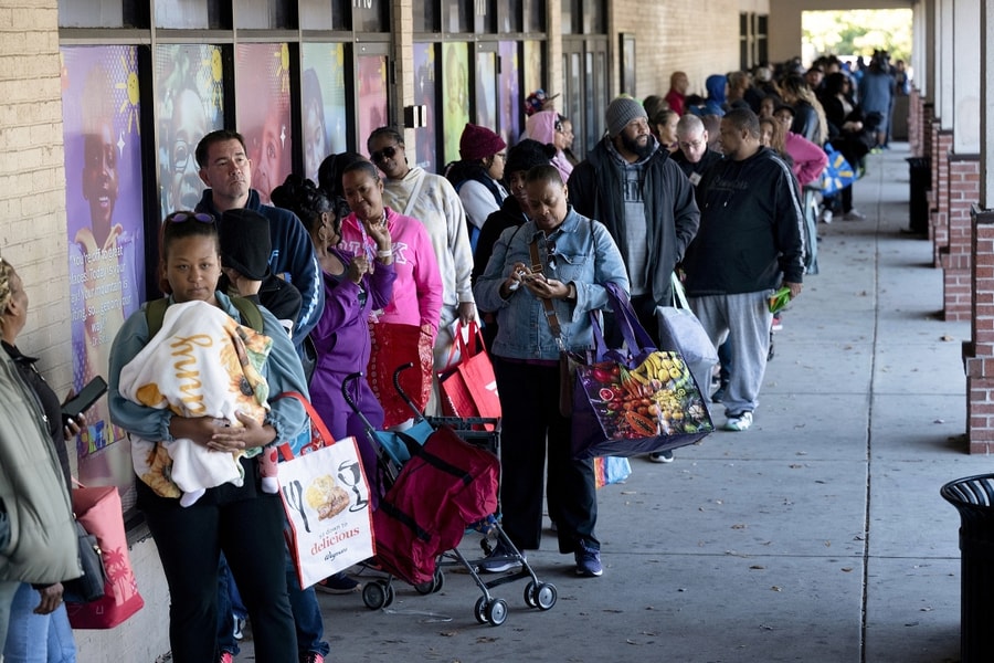 Công chức Mỹ xếp hàng nhận thực phẩm hỗ trợ khi chính phủ đóng cửa