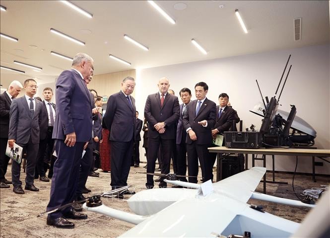 Tổng Bí thư Tô Lâm cùng Tổng thống Bulgaria thăm doanh nghiệp quốc phòng Samel 90