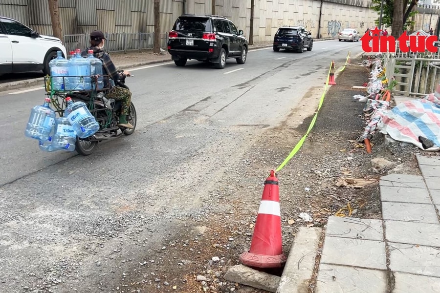 Thi công đào xới đường dọc sông Tô Lịch, hoàn trả mặt đường cẩu thả