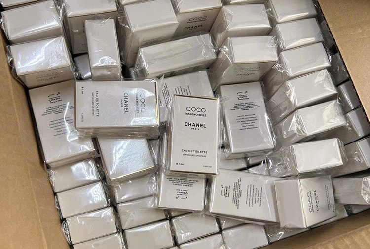 Công an TP Hồ Chí Minh triệt phá đường dây nước hoa giả, thu giữ gần 20.000 chai