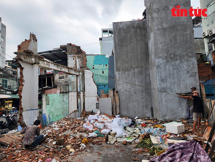 TP Hồ Chí Minh: Người dân đồng loạt tháo dỡ, nhường đất cho dự án cầu đường Nguyễn Khoái