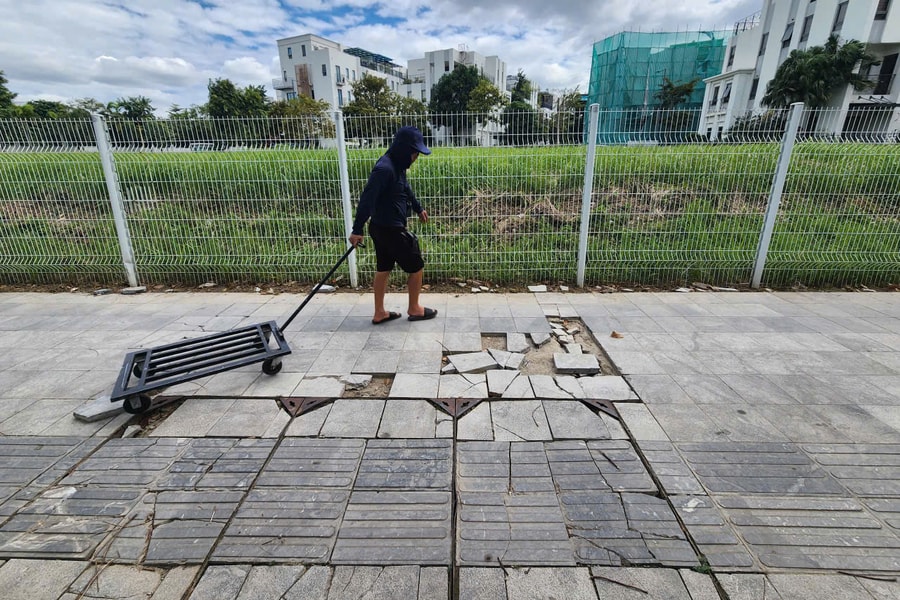 Vỉa hè nhiều tuyến phố ở Hà Nội nát bươm, 'gài bẫy' người đi lại