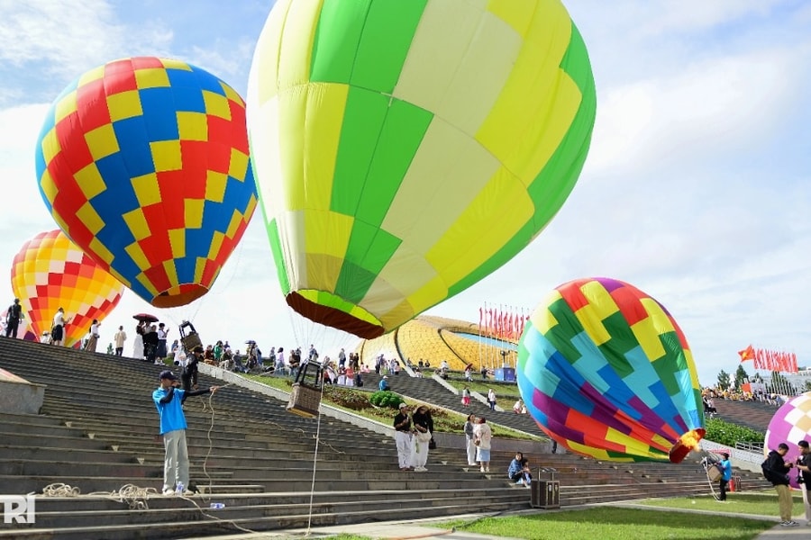 Bầu trời Đà Lạt rực rỡ sắc màu trong lễ hội khinh khí cầu