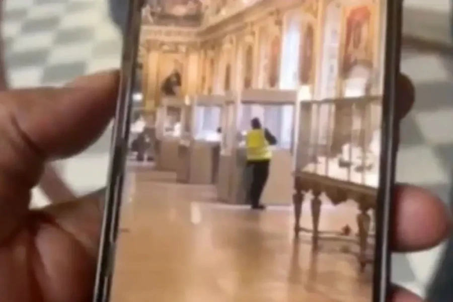 Du khách kể khoảnh khắc 'thót tim' trong vụ cướp ở Louvre