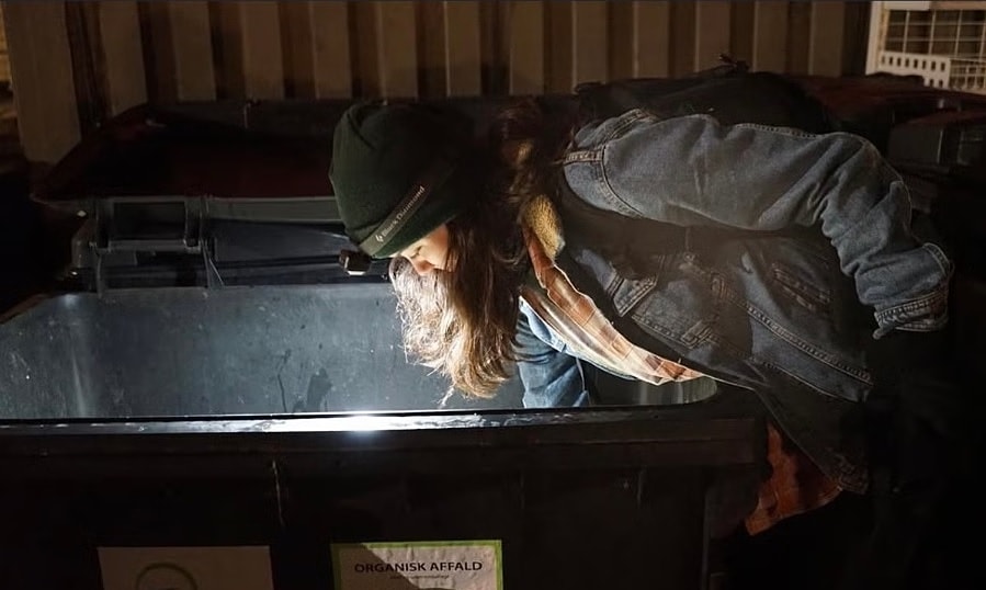 7 năm sống nhờ đồ trong thùng rác