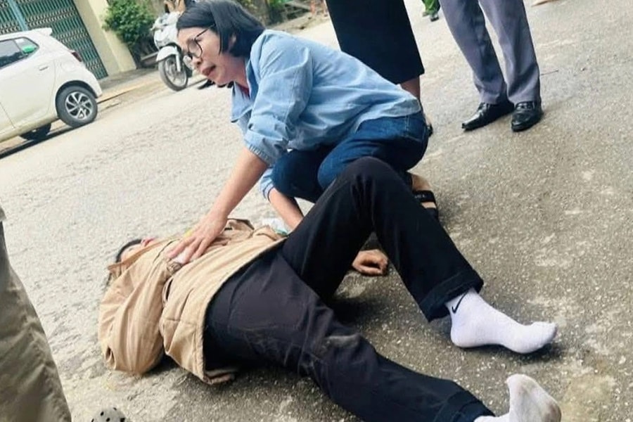 Giám đốc bệnh viện dừng xe cứu người gặp nạn trên đường