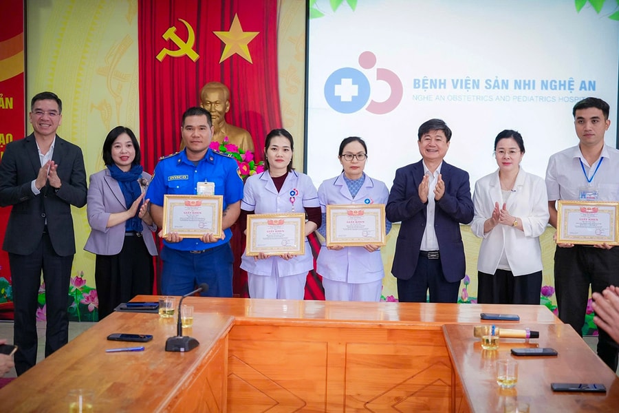 Tuyên dương 8 nhân viên y tế cứu người bị truy sát ở bệnh viện Nghệ An