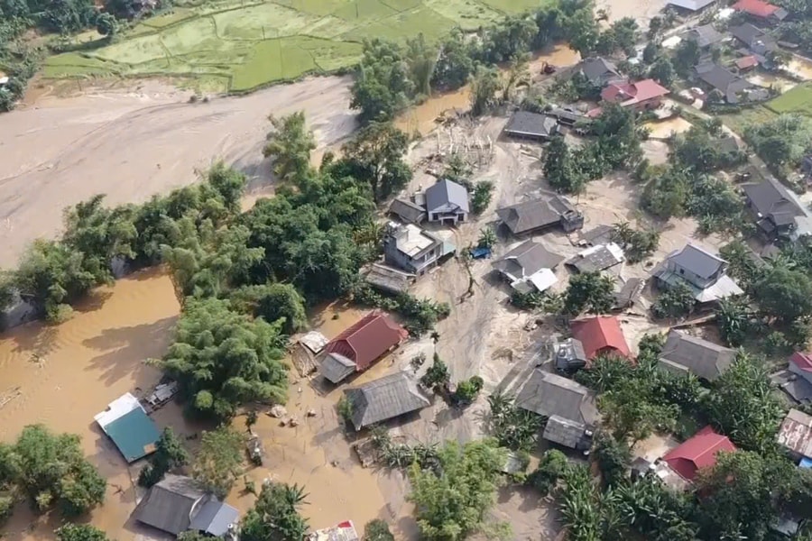 Hơn 100.000 m3 cát vàng trôi vào làng sau lũ