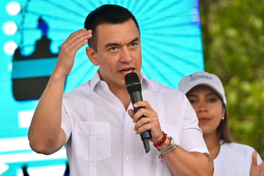 Tổng thống Ecuador nói 'bị đầu độc bất thành'