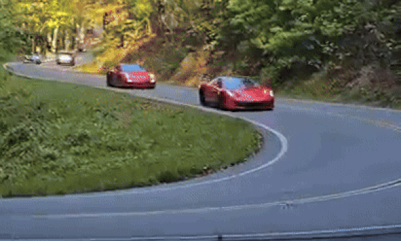 Siêu xe lao vào xe tải ngược chiều ở khúc cua tay áo