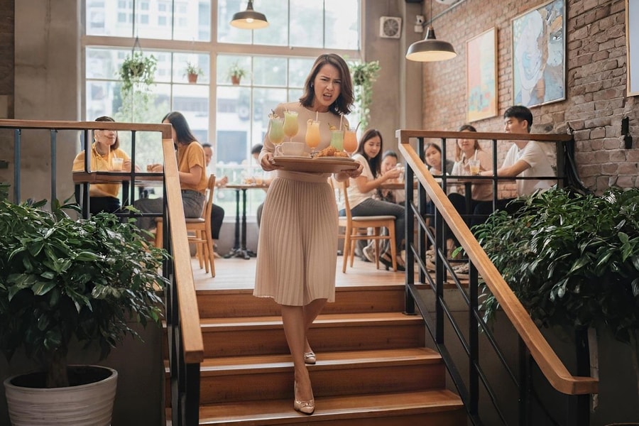 Tôi phát điên vì quán cà phê bắt khách tự bê đồ uống lên xuống cầu thang