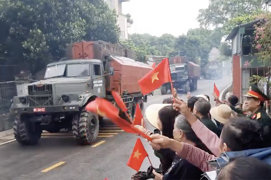 Công binh thu hồi cầu phao Phong Châu