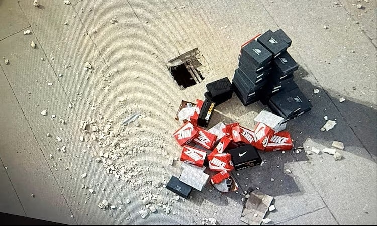 Trộm khoét mái trung tâm thương mại Mỹ, cuỗm hàng trăm đôi giày