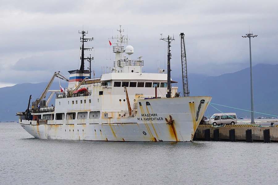 Tàu Viện sĩ Lavrentyev đưa 30 nhà khoa học nghiên cứu Biển Đông