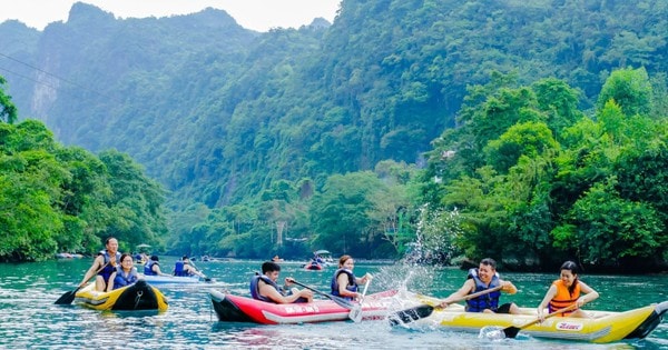 Du khách nườm nượp đến “Vương quốc hang động” Phong Nha - Kẻ Bàng