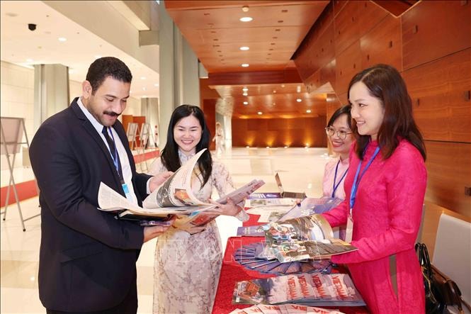 Công ước Hà Nội: Đại biểu quốc tế tham quan, tìm hiểu các ấn phẩm của TTXVN