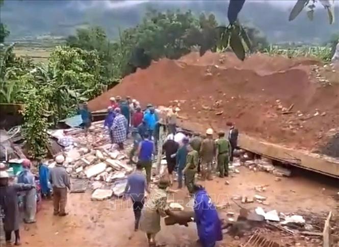 Sập nhà dân khiến 2 người tử vong, 3 người bị thương