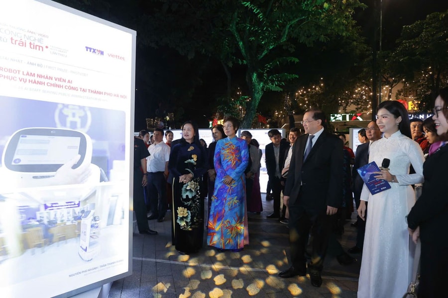 Lên phường gặp... robot tư vấn giải quyết dịch vụ hành chính công