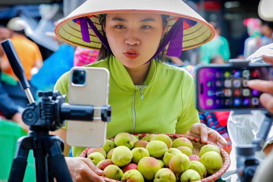 Bắt trọn khoảnh khắc đắt giá ‘Phiên livestream bán nông sản giữa đất trời Tây Bắc’