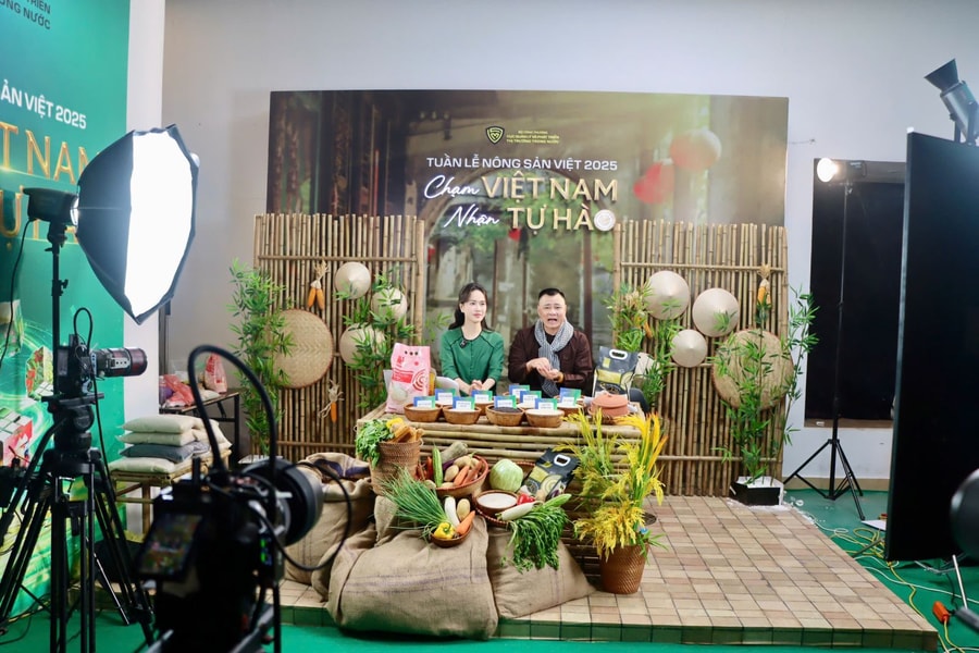 Nghệ sĩ Tự Long livestream 'chốt đơn' gạo ngon nhất thế giới ST25