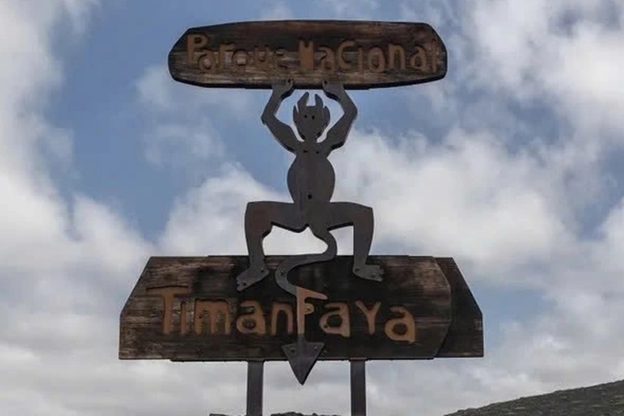 Nhặt đá núi lửa mang về làm kỷ niệm, du khách Đức gặp "xui xẻo liên hoàn"