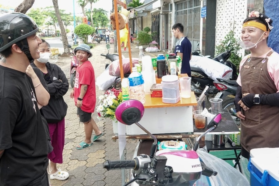 Chủ cà phê vỉa hè khiến dân công sở mỗi sáng sớm mở livestream nghe 2 tiếng