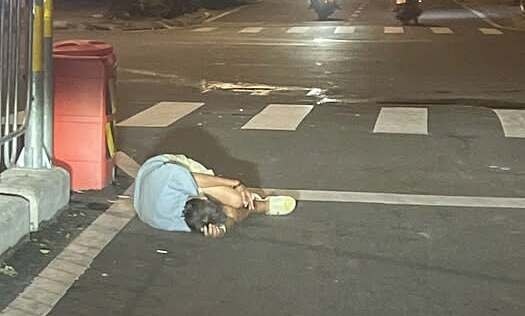 Đâm vào người nằm ở đường có phải chịu trách nhiệm?