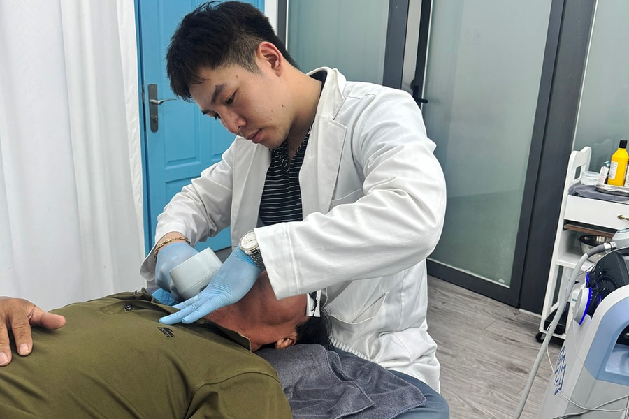 Nhiều bác sĩ giả chữa bệnh cho hàng trăm người ở phòng chăm sóc da