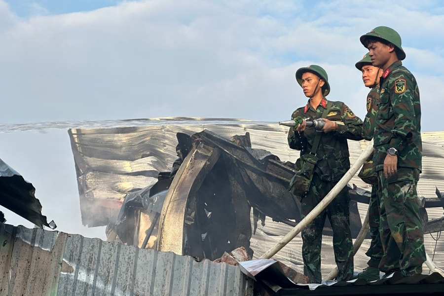 400 bộ đội tham gia chữa cháy xưởng nhựa rộng hơn 4.000 m2