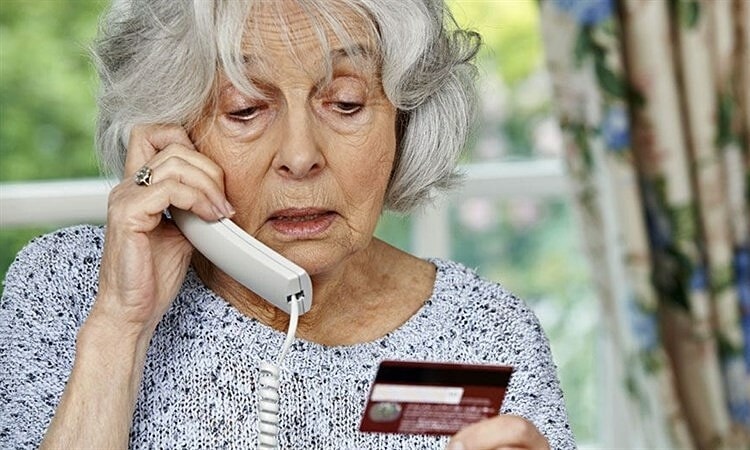 Mẹ tôi như người mất hồn chờ cuộc gọi lừa đảo tặng quà