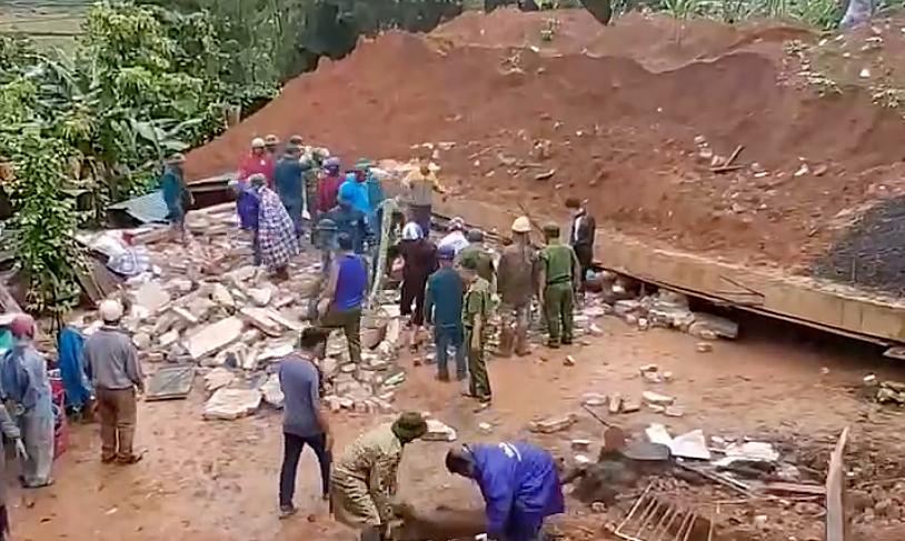 Hai cha con tử vong khi tường hàng xóm đổ sập