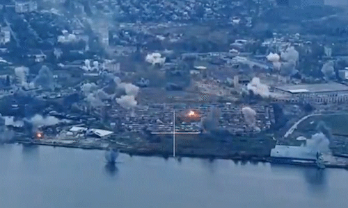 Khoảnh khắc Nga dội mưa đạn pháo xuống thành phố Kherson