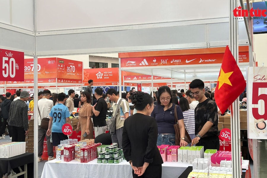 Lượng khách đông kỷ lục tại Hội chợ Mùa Thu lần thứ nhất 2025