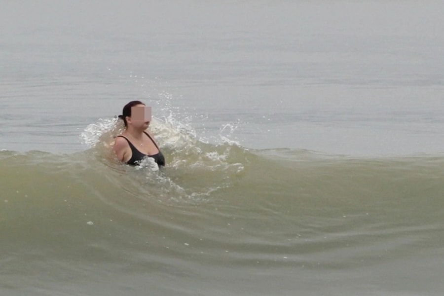 Du khách bất chấp cảnh báo vẫn xuống tắm biển Nha Trang