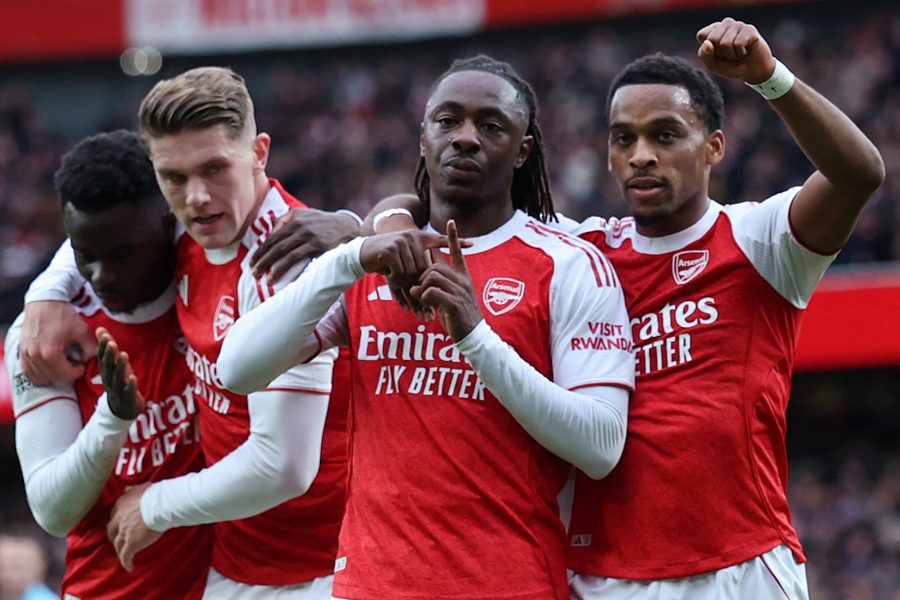 Arsenal lại thắng nhờ 'bóng chết'