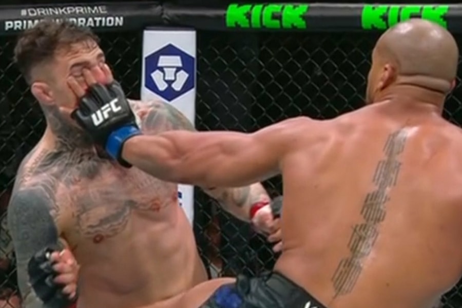 UFC hủy trận tranh đai hạng nặng vì pha móc mắt