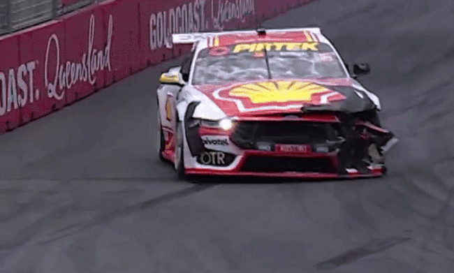 Xe đua lao vào rào chắn, 4 nhiếp ảnh gia bị thương