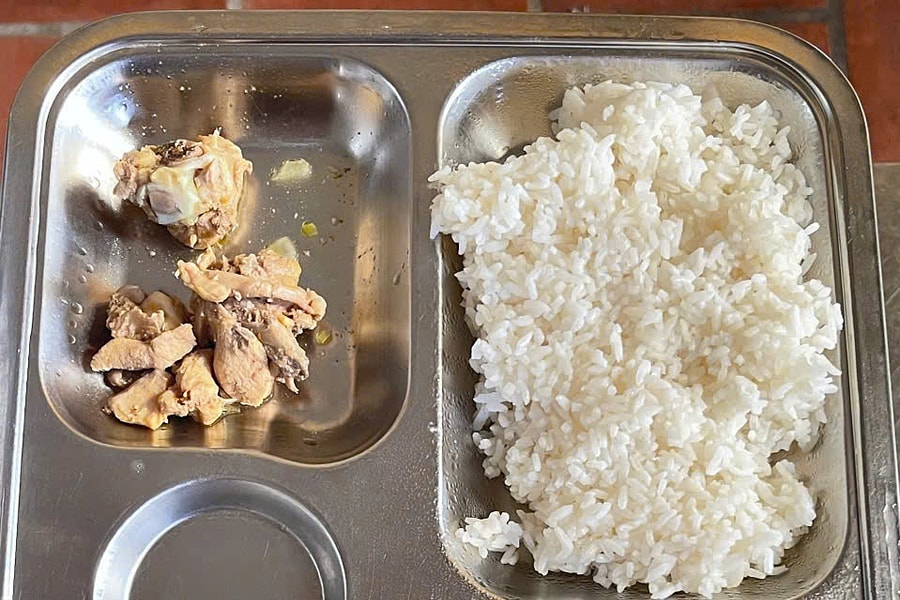 Bữa ăn bán trú học sinh 25 nghìn đồng 'rất ít thịt, canh loãng, nấu qua loa'