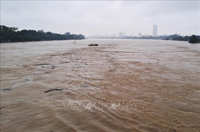 Huế: Lũ lớn cuốn trôi chân cầu Leno