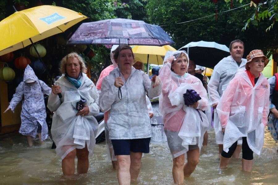 Lũ tiếp tục dâng cao tại Hội An, du khách vẫn đổ về đông, bì bõm lội nước