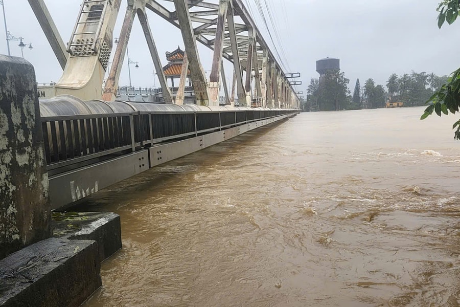 Nhiều chuyến tàu Bắc - Nam ngừng chạy do lũ lớn ở miền Trung