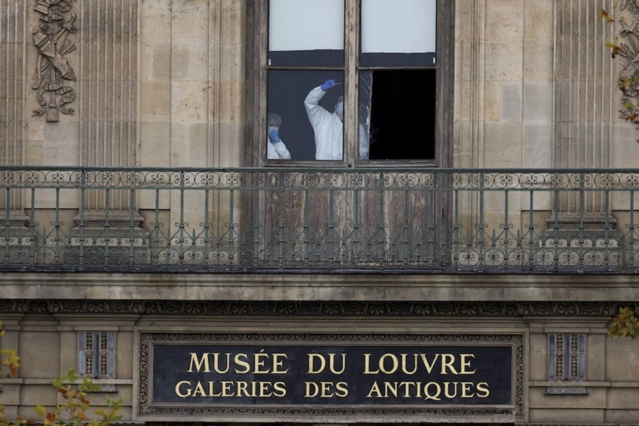 Khách đổ xô check in cửa sổ bảo tàng Louvre nơi nhóm trộm đột nhập
