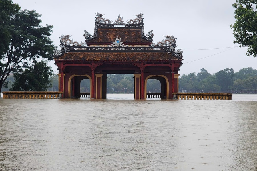 Huế dừng đón khách tại các điểm di tích vì lũ ngập