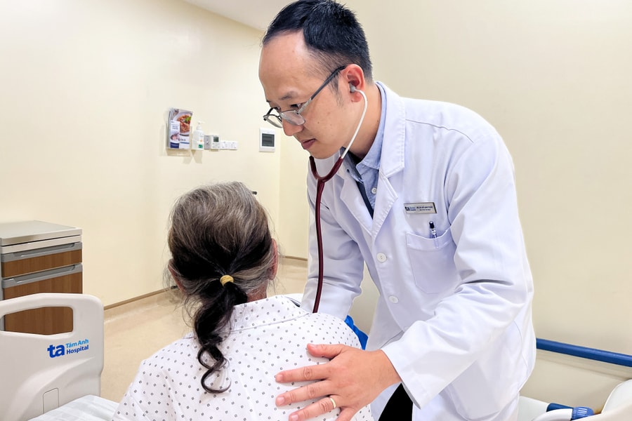 Đột quỵ, xơ vữa động mạch sau 5 năm uống 'thuốc' chứa corticoid