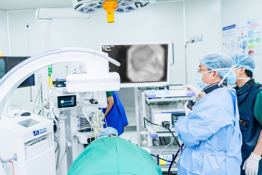 Sỏi lâu năm gây tắc ống mật người đàn ông